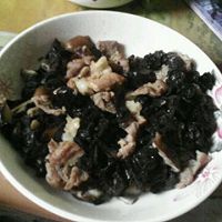 鲜香菇木耳炒猪肉的做法图解1