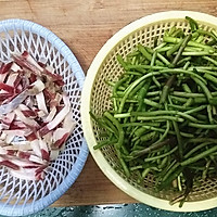 芦蒿炒咸肉的做法图解1