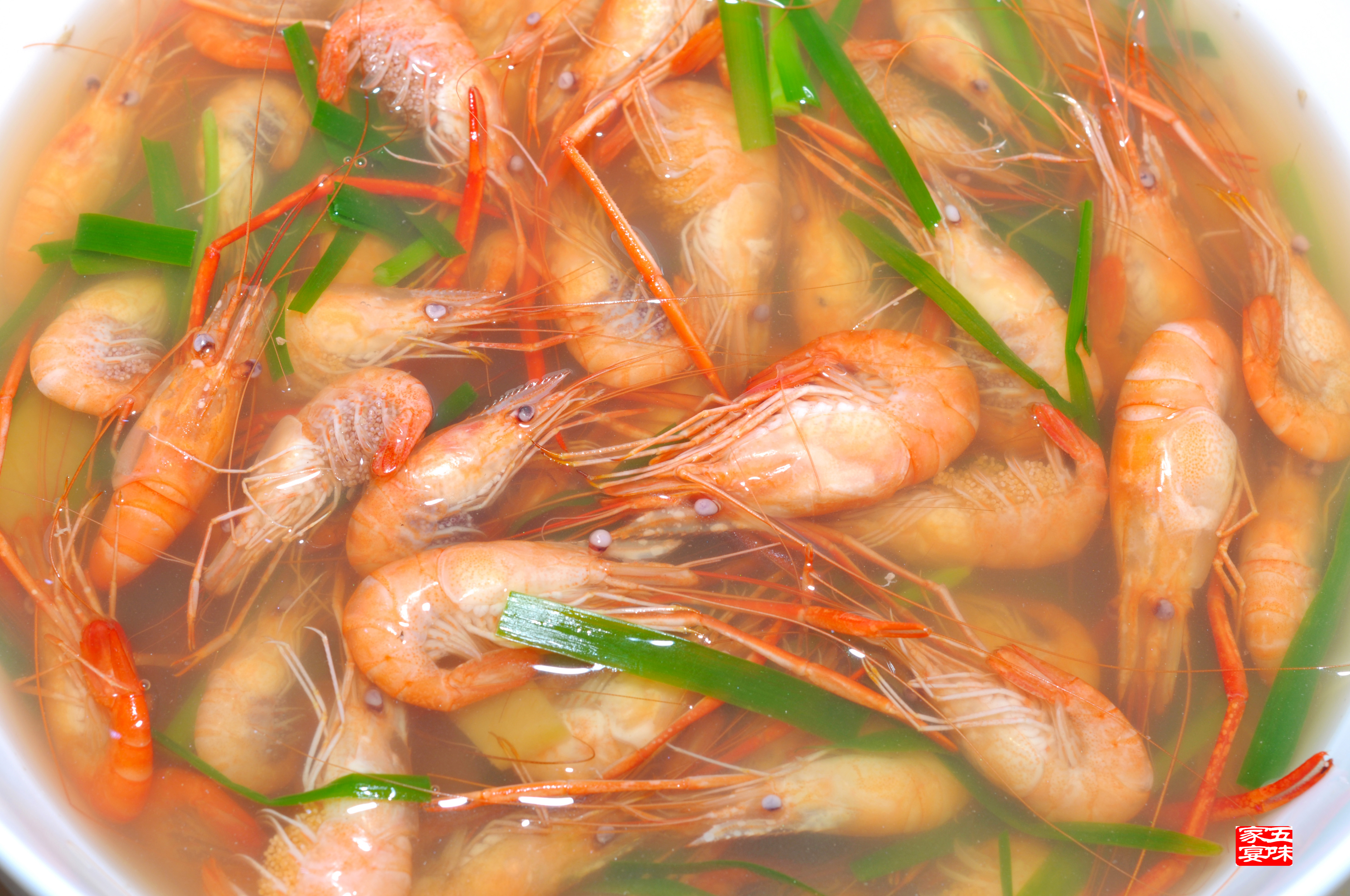 1.虾营养丰富,且其肉质松软,易消化,对身体虚弱以及病后需要调养的人是极好的食物;虾中含有丰富的镁,镁对心脏活动具有重要的调节作用,能很好的保护心血管系统,它可减少血液中胆固醇含量,防止动脉硬化,同时还能扩张冠状动脉,有利于预防高血压及心肌梗死;虾的通乳作用较强,并且富含磷、钙、对小儿、孕妇尤有补益功效;河虾体内很重要的一种物质就是虾青素,就是表面红颜色的成分,虾青素是目前发现的最强的一种抗氧化剂,颜色越深说明虾青素含量越高。虾青素有助于消除因时差反应而产生的时差症, 中老年人、孕妇、心血管病患者、肾虚