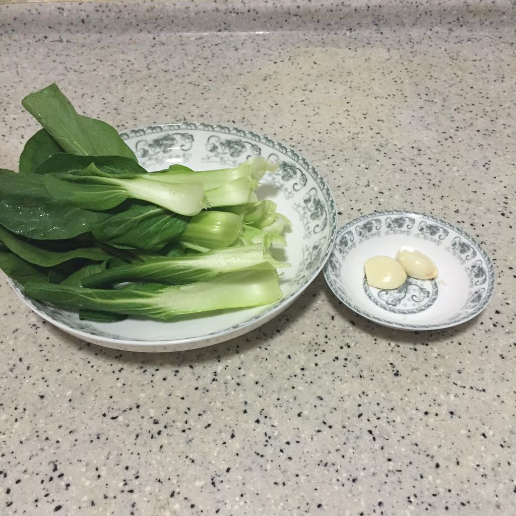 这个菜特别简单,但是好吃,蚝油搭配油菜,不需要其他的调味料.