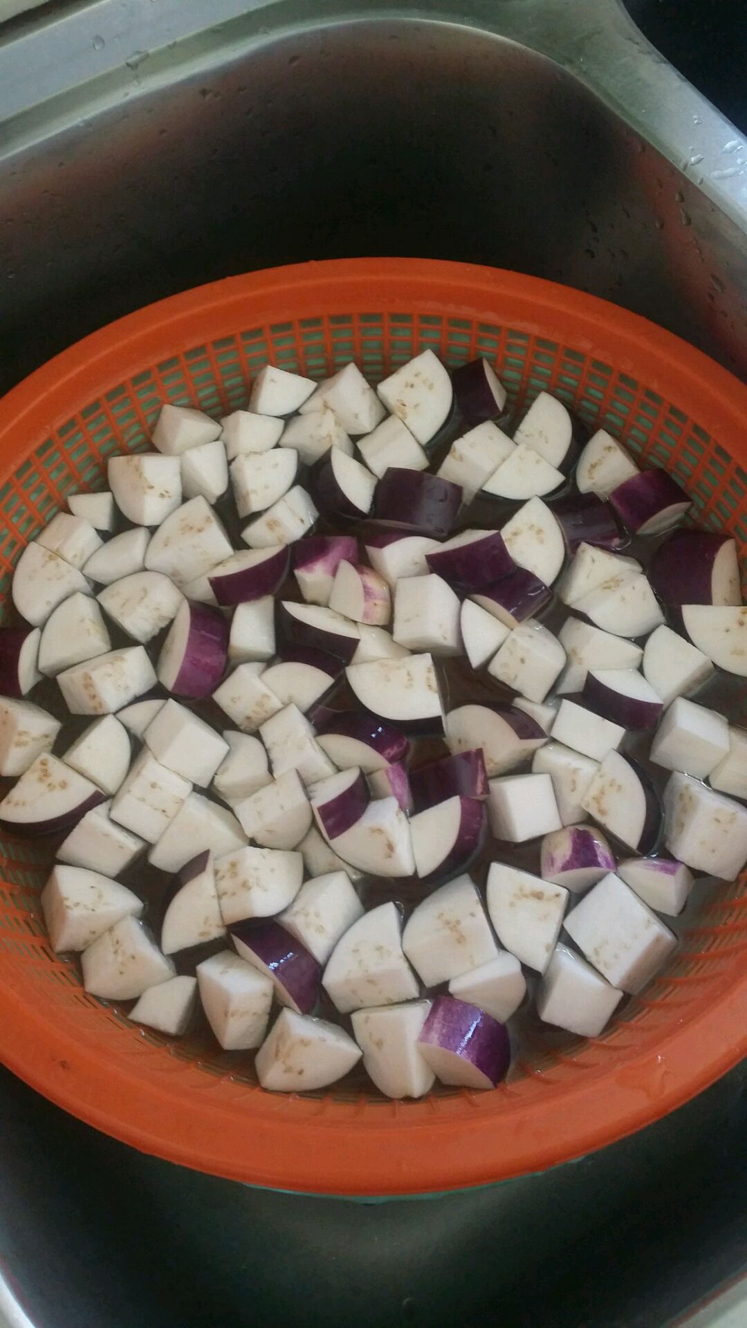 一直以来都很喜欢吃茄子,以前除了凉调和炒也不会别的,回四川的时候带回了一些泡椒和泡姜回马来西亚打算做鱼香茄子,结果没成功,于是泡椒泡姜被我遗忘在冰箱里不知如何消耗,赶巧生二宝的时候陪月婆用我的泡椒来炒茄子,老公吃了后赞不绝口,当时不能吃茄子,馋得我呀!于是出了月子后就试着做了做。