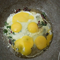 香菜炒鸡蛋的做法图解2