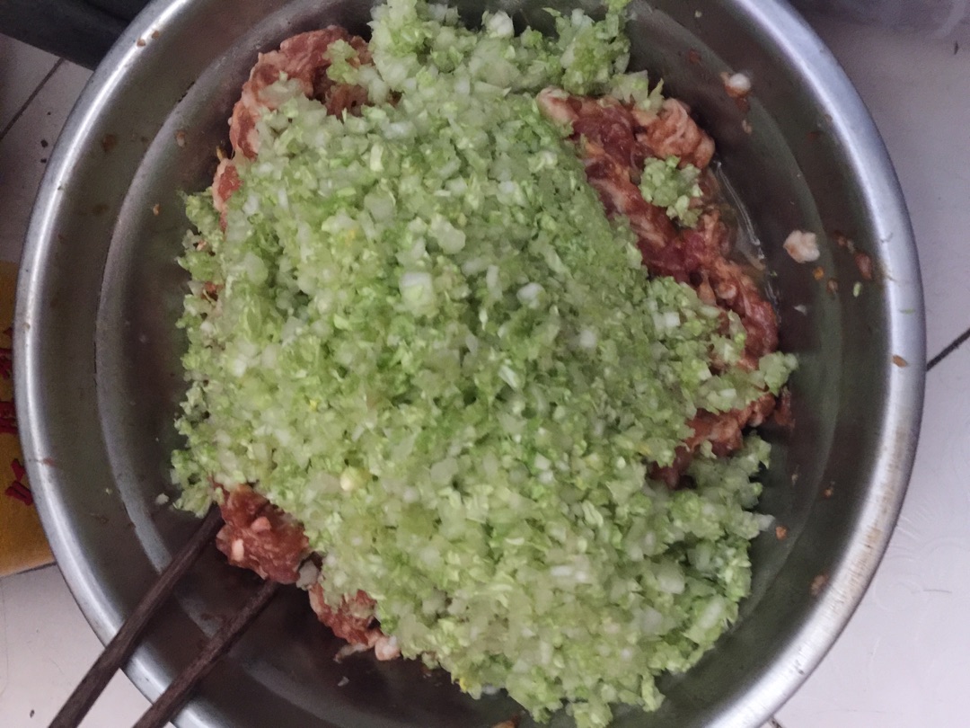 第二步把肉馅搅拌好 我放了些白菜 怕肉馅太干
