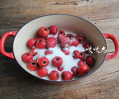2.处理好的山楂撒上白砂糖腌制一会儿(此步骤可省略.