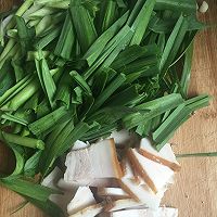 蒜苗回锅肉的做法图解1