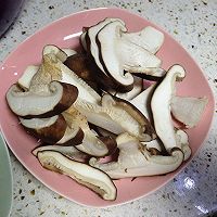 北极甜虾香菇炒饭的做法图解1
