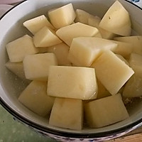 土豆烧肥肠的做法图解2...<a href=