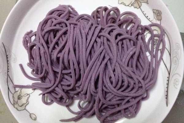 紫薯面条的做法_【图解】紫薯面条怎么做如何