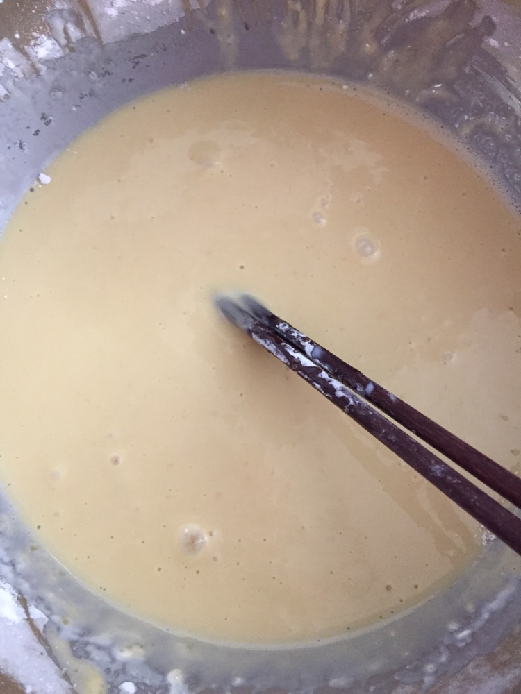 蛋黄加了面粉,糖,牛奶,油搅的糊糊