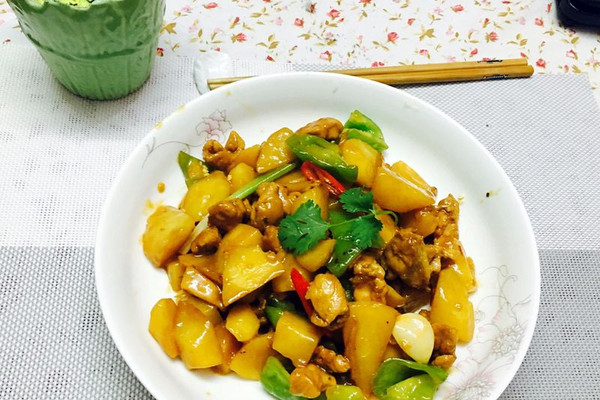 土豆焖鸡肉的做法