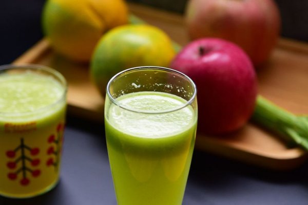 西芹苹果橙汁#爱的暖胃季,美的智能破壁料理机