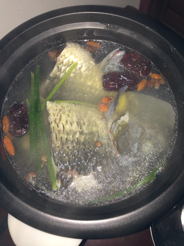 电饭锅中加水在水将开未开时加入葱姜蒜大料吸管枸杞酸奶盖盖大枣花椒组拼工艺品图片