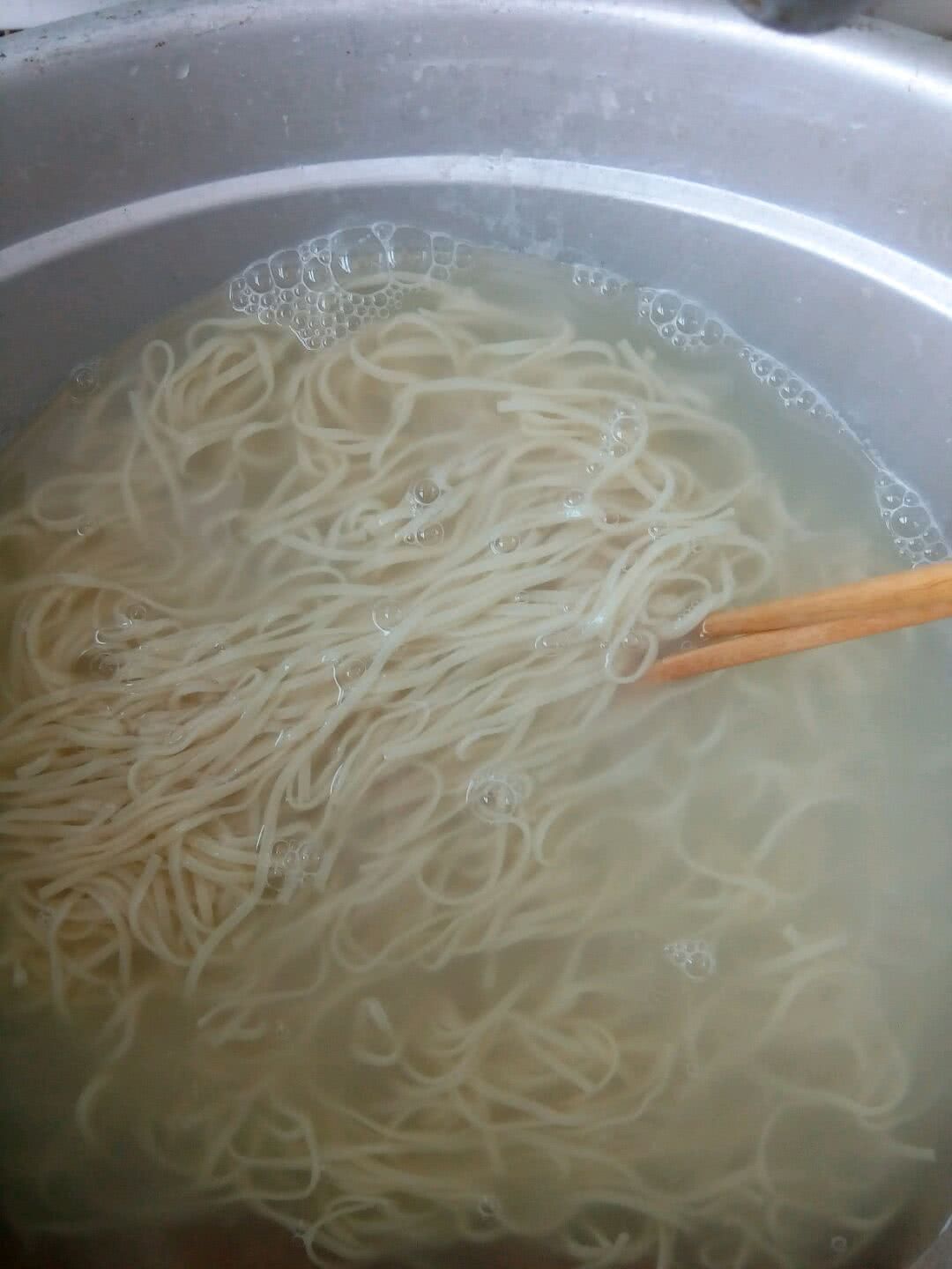 煮面条为什么要加凉水2-3次-人们在煮面条时为什么要点凉水?_大全网