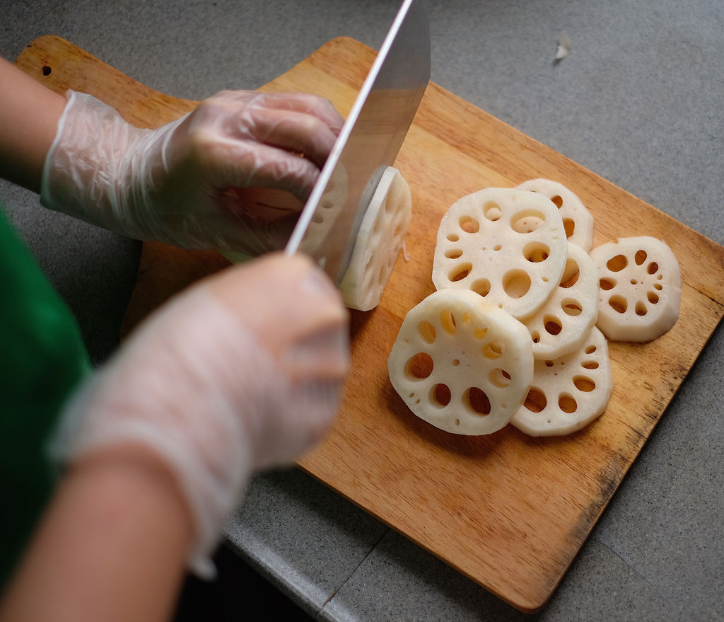 卤藕片的做法教程（自制卤水藕片其实很简单，给你一个配方，在家做起来） | 说明书网