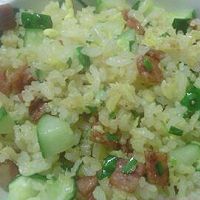 培根黄瓜丁炒饭的做法图解1