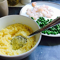 黄金虾仁炒饭的做法图解2