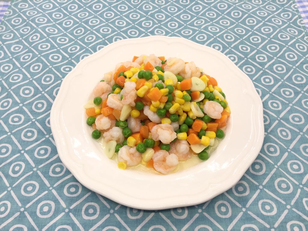 我厨(上海)生鲜一站购,从此告别菜市场!全球优选食材,自建全程物流,12道工序确保食材新鲜,12000平米自动化中央厨房,全品类新鲜到家,我厨净菜免洗免切。更多内容请关注我厨生鲜。 营养满分,只要你喜欢,几分钟就能吃到,色彩和食材超丰富的快手菜,黄灿灿的美国甜玉米,碧绿的甜豌豆,胡萝卜丁颗颗爽脆,虾仁饱满~无限满足~
