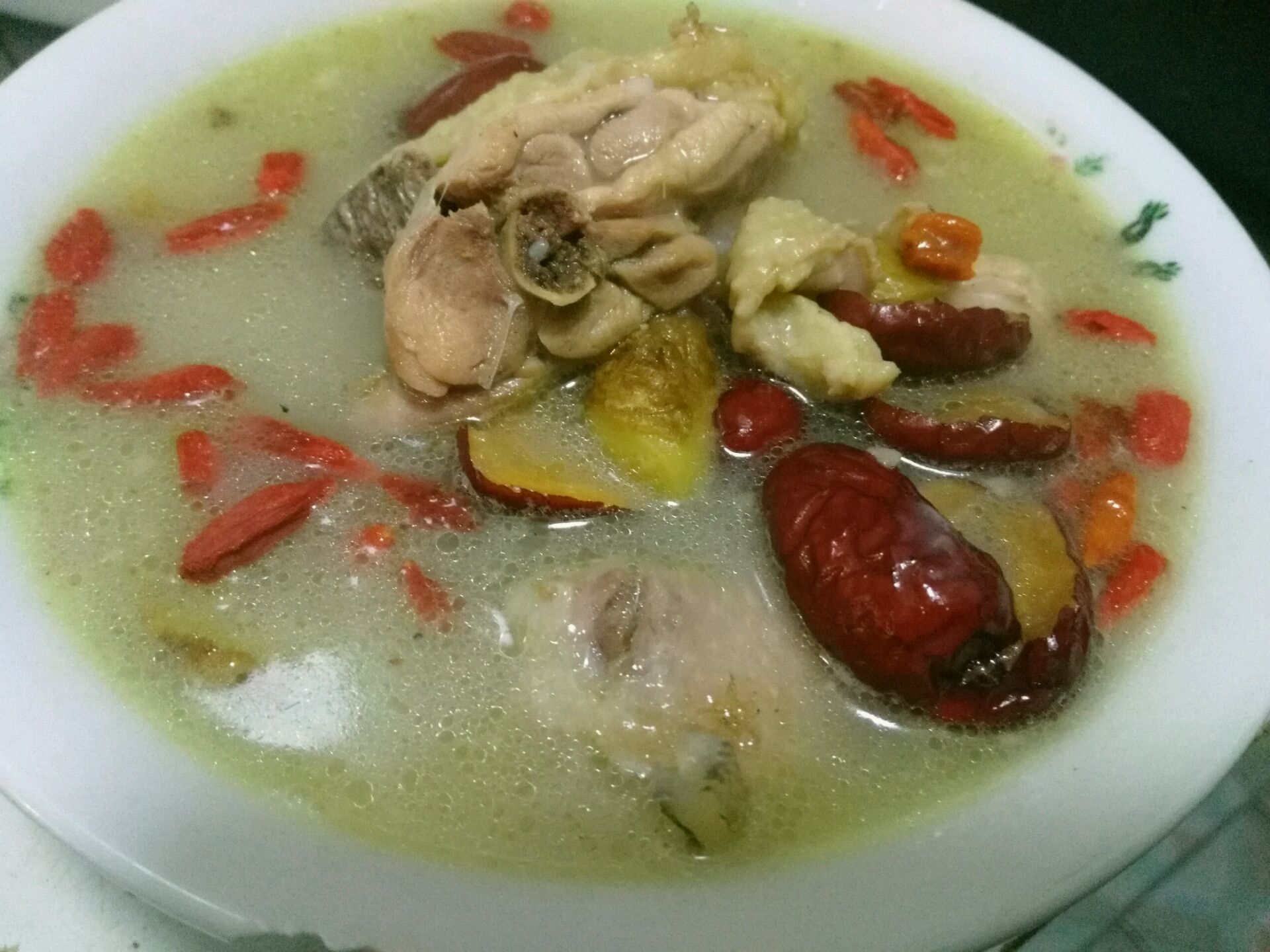 再来一碗,刺龟皮汤散发出诱人香味,喝一口,鲜香润骨,入口甘甜,回肠