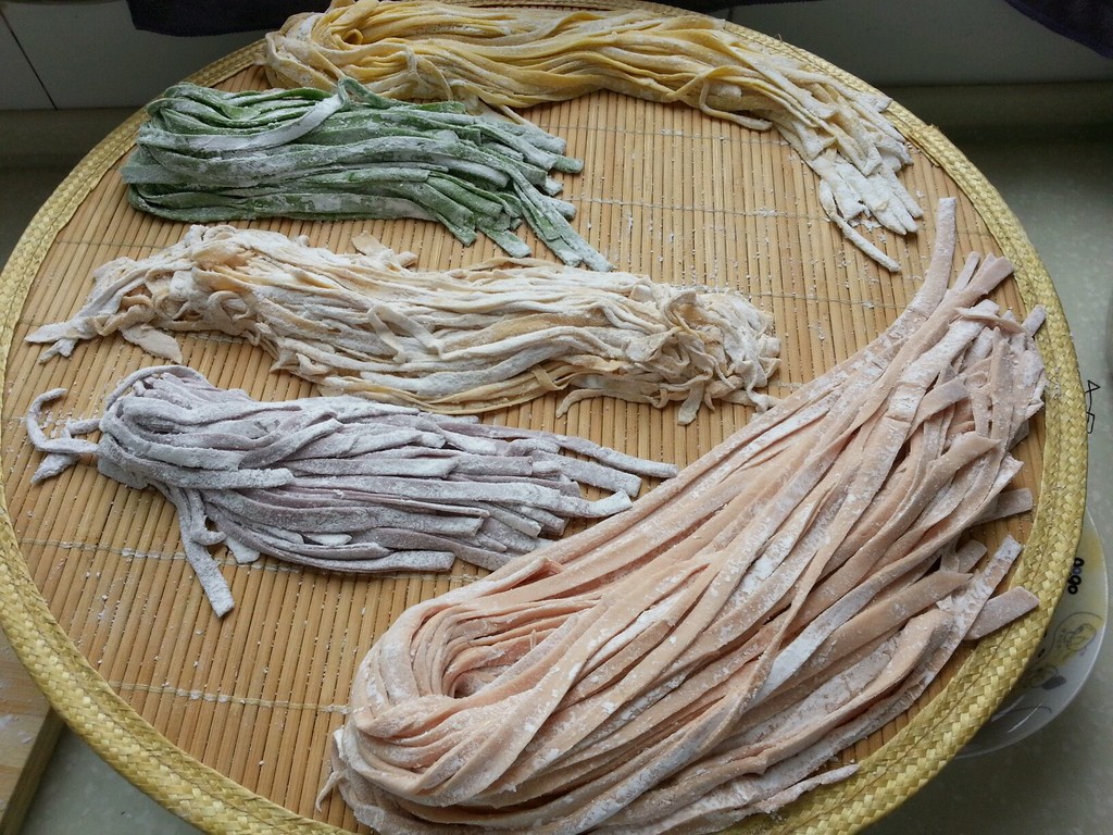 然后面皮均匀撒适量玉米淀粉以防黏连,用切成面条