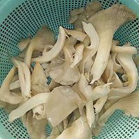 平菇鸡蛋汤的做法图解1