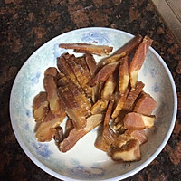 腊肉炒杏鲍菇的做法图解2