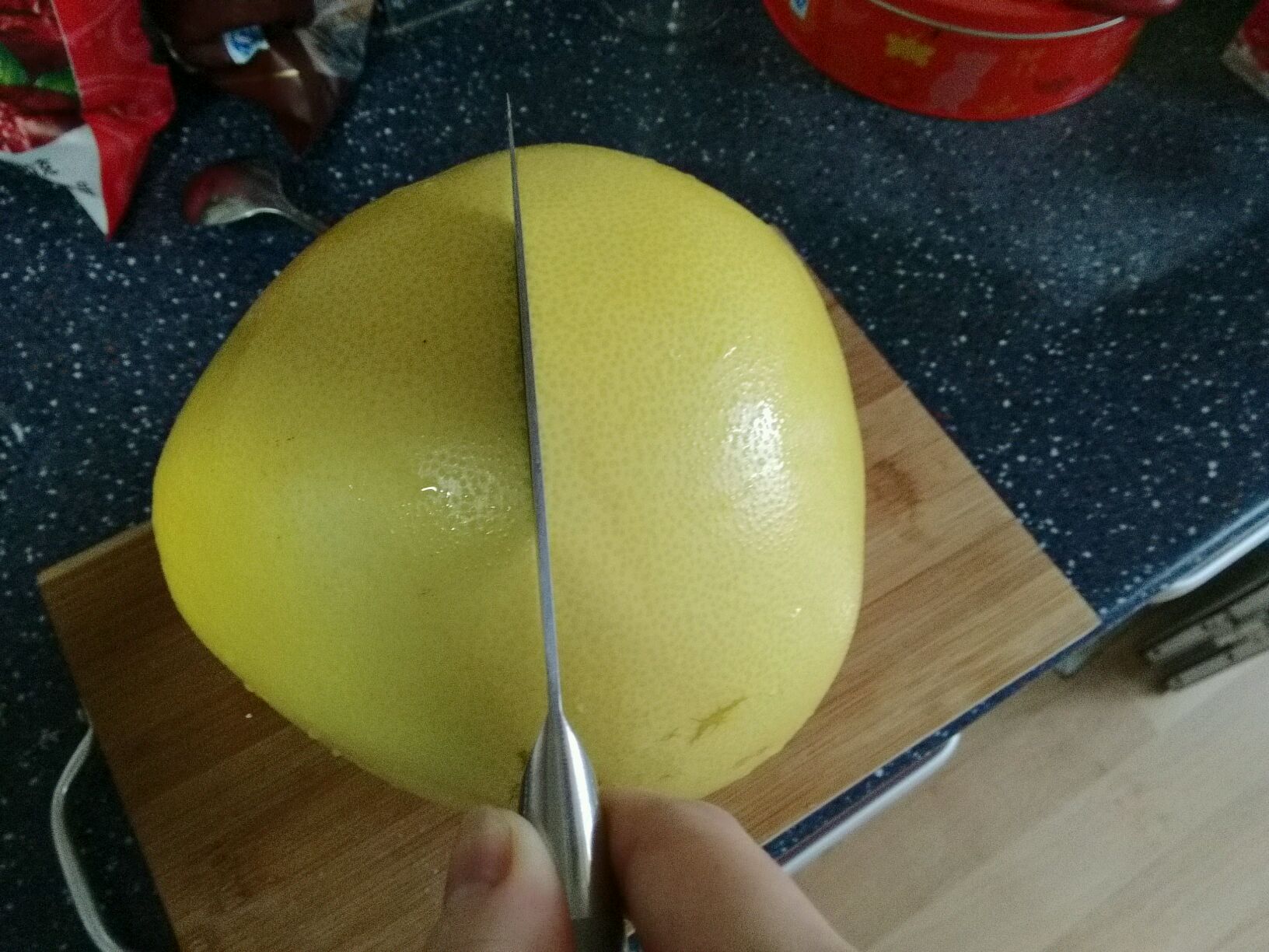 在柚子中间切一条缝,但不切开.