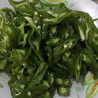辣椒炒肉丝的做法图解1