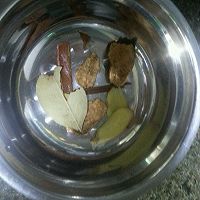 黄豆焖猪蹄的做法图解1