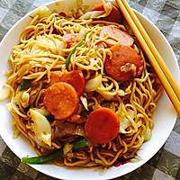 火腿肠炒面的做法图解1