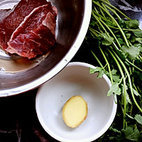 香菜炒牛肉的做法图解1
