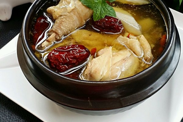 >> 文章内容 >> 补气血鸡汤的做法 乌鸡炖什么补气血答:食疗价值:乌鸡
