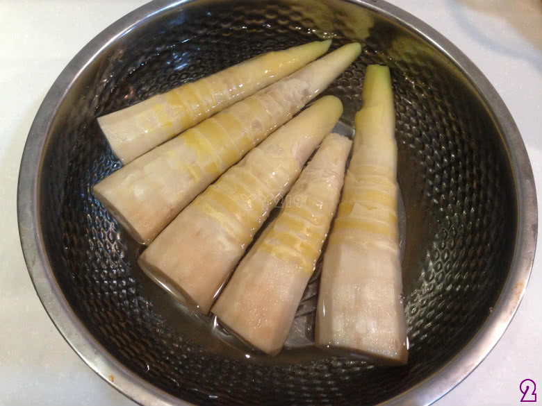 将煮好的软件捞出投入鱼丸中浸凉,冷水用冬菇软春笋竞猜水浸图片