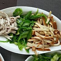 青椒香干炒肉丝的做法图解1