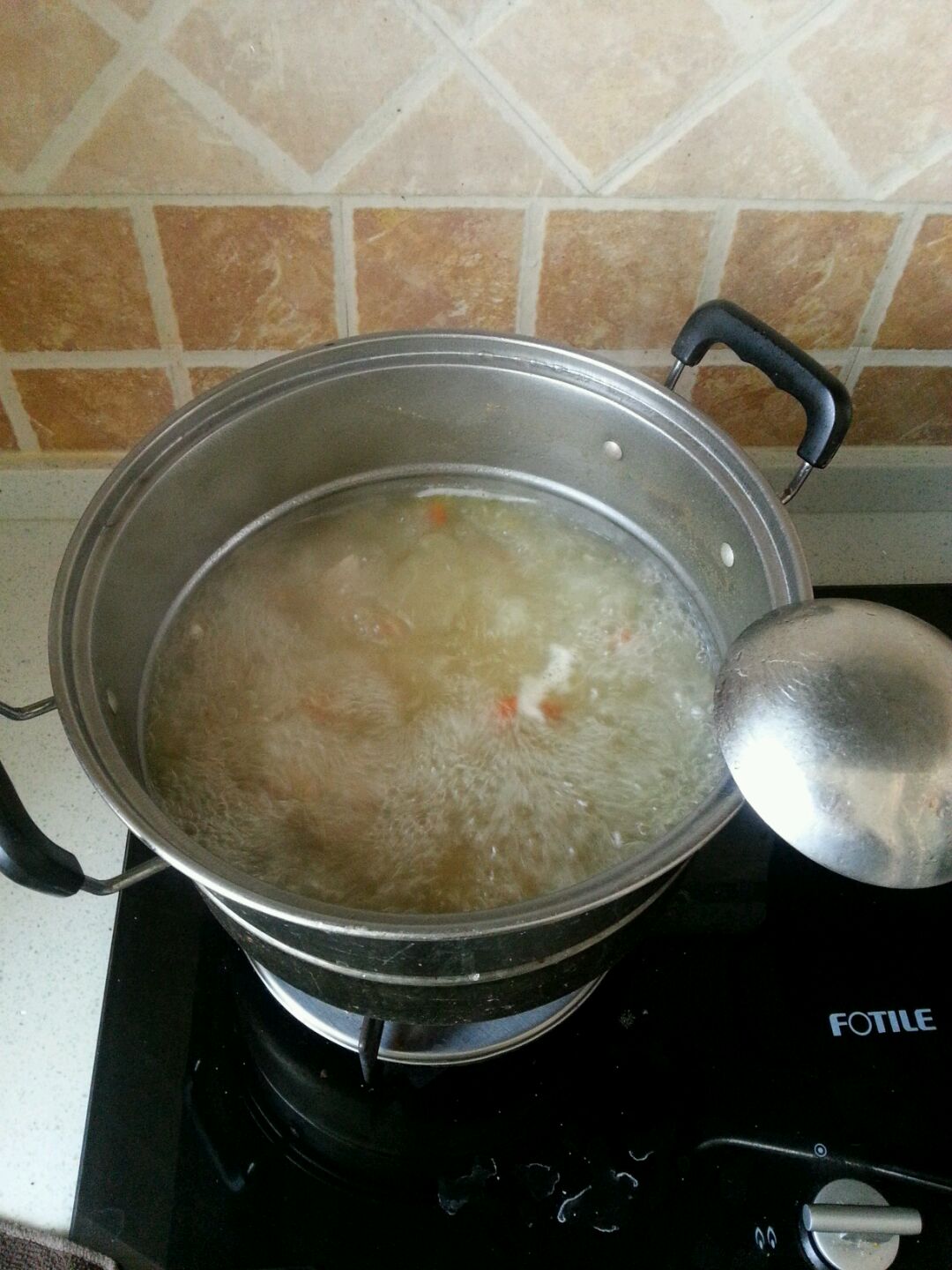 注意,煮开后发现汤不多,想多煮些汤,一定要加热水,千万不要加凉水
