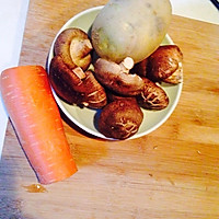 香菇土豆炖鸡块的做法图解1