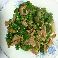 青豆炒肉的做法图解1