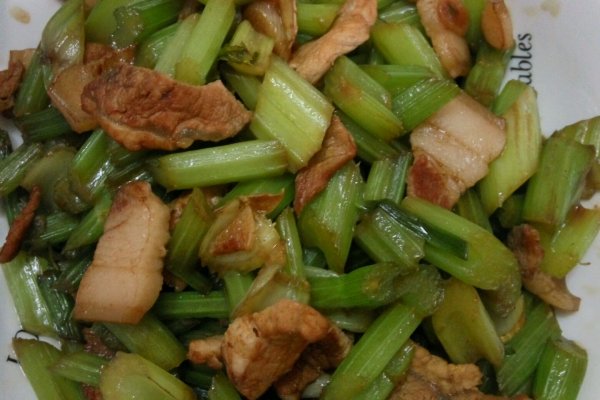 芹菜炒肉的做法_【图解】芹菜炒肉怎么做如何做好吃_芹菜炒肉家常做法大全_清竹小七_豆果美食