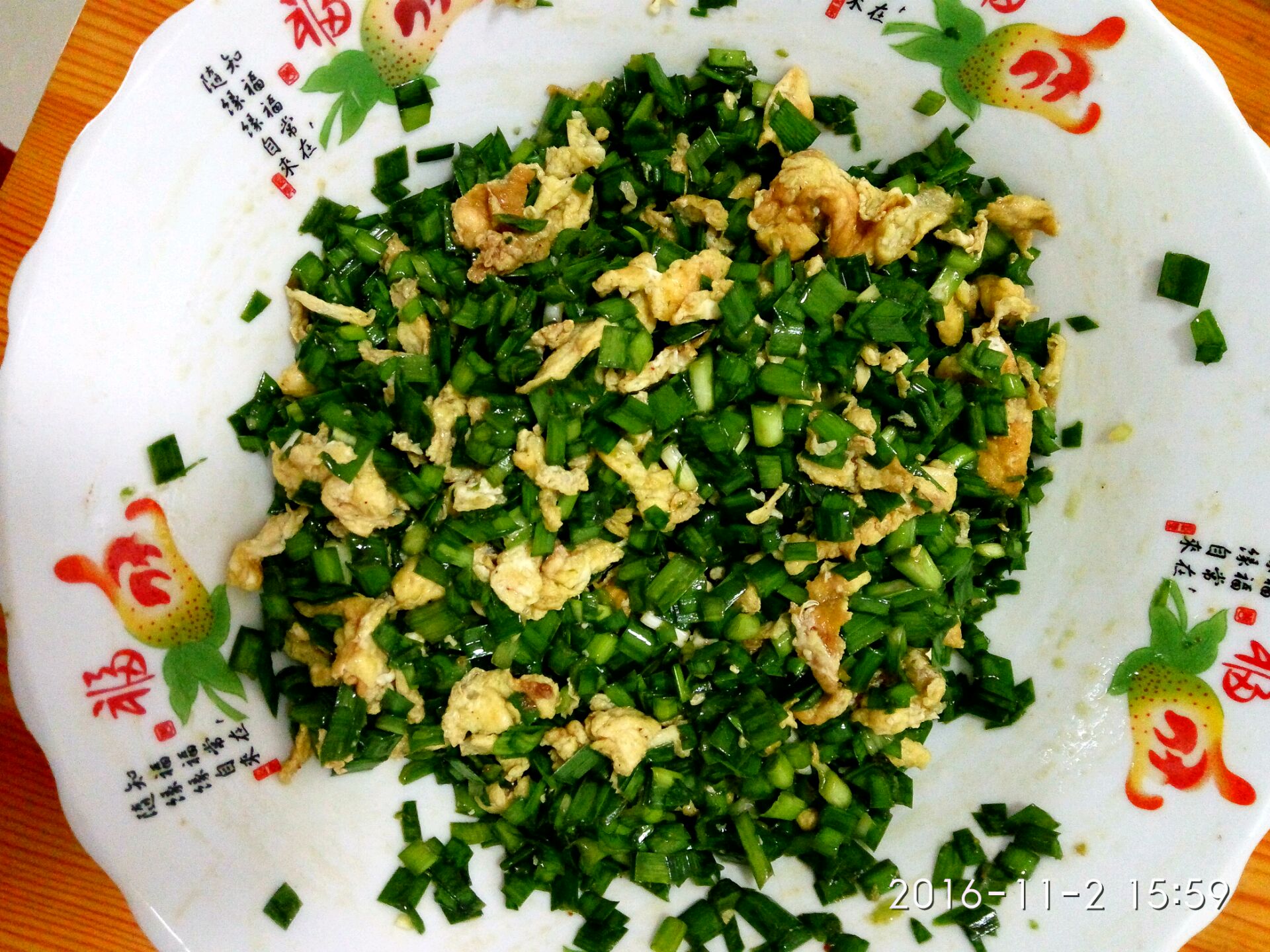 炒好的鸡蛋花和生韭菜沫拌在一起,加香油,鸡精,食盐,酱油,耗油.