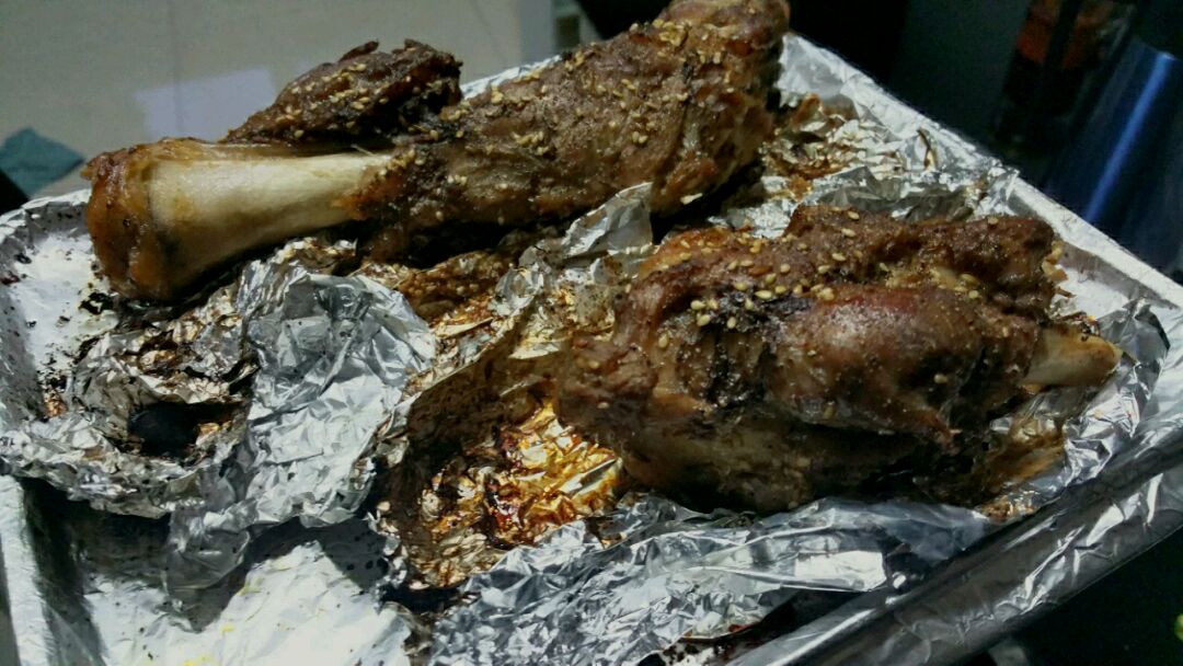 用保鲜膜将腌腿的盆封好,是羊腿,不是你的腿 揭开锡纸 撒黑