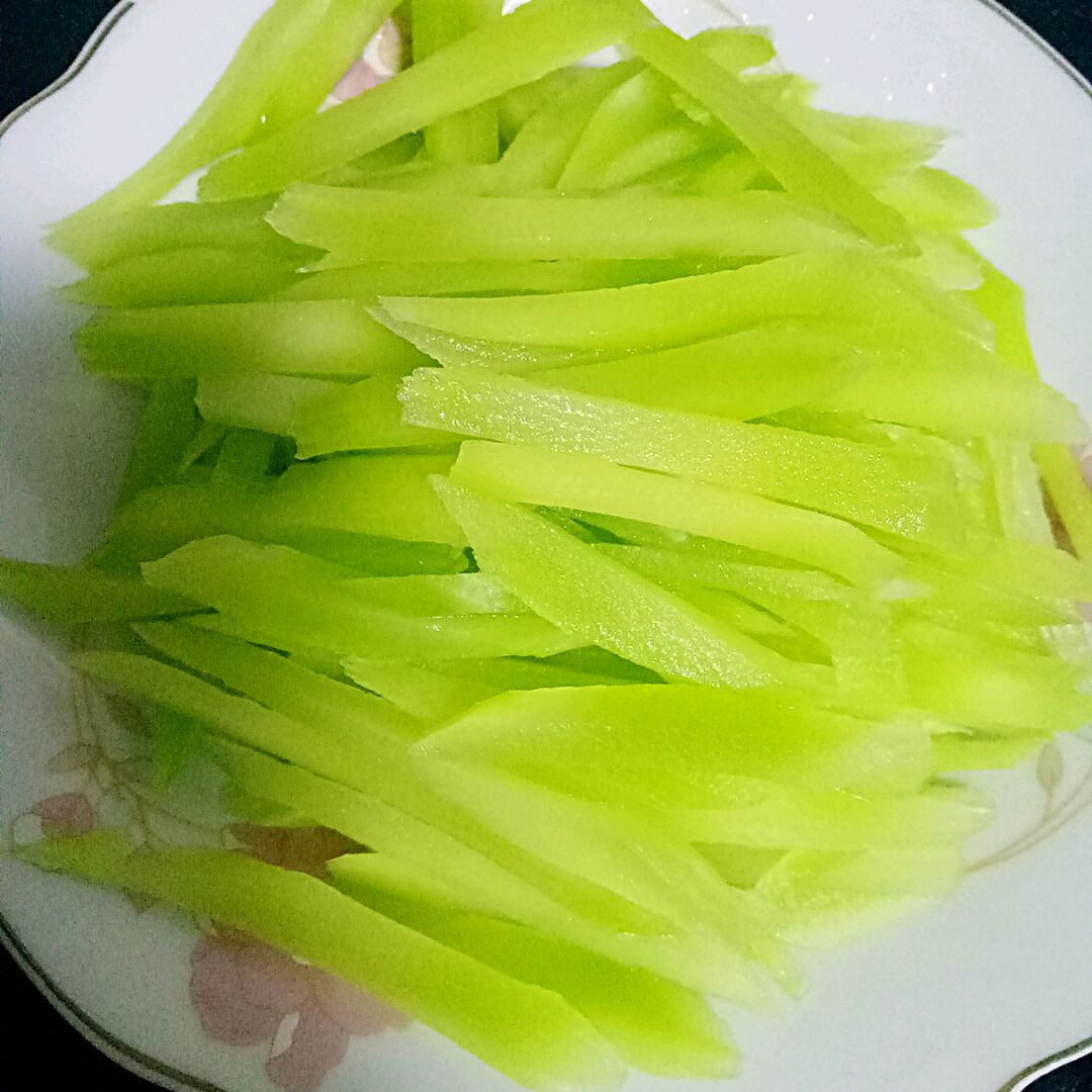 将莴笋削皮洗干净,切成丝