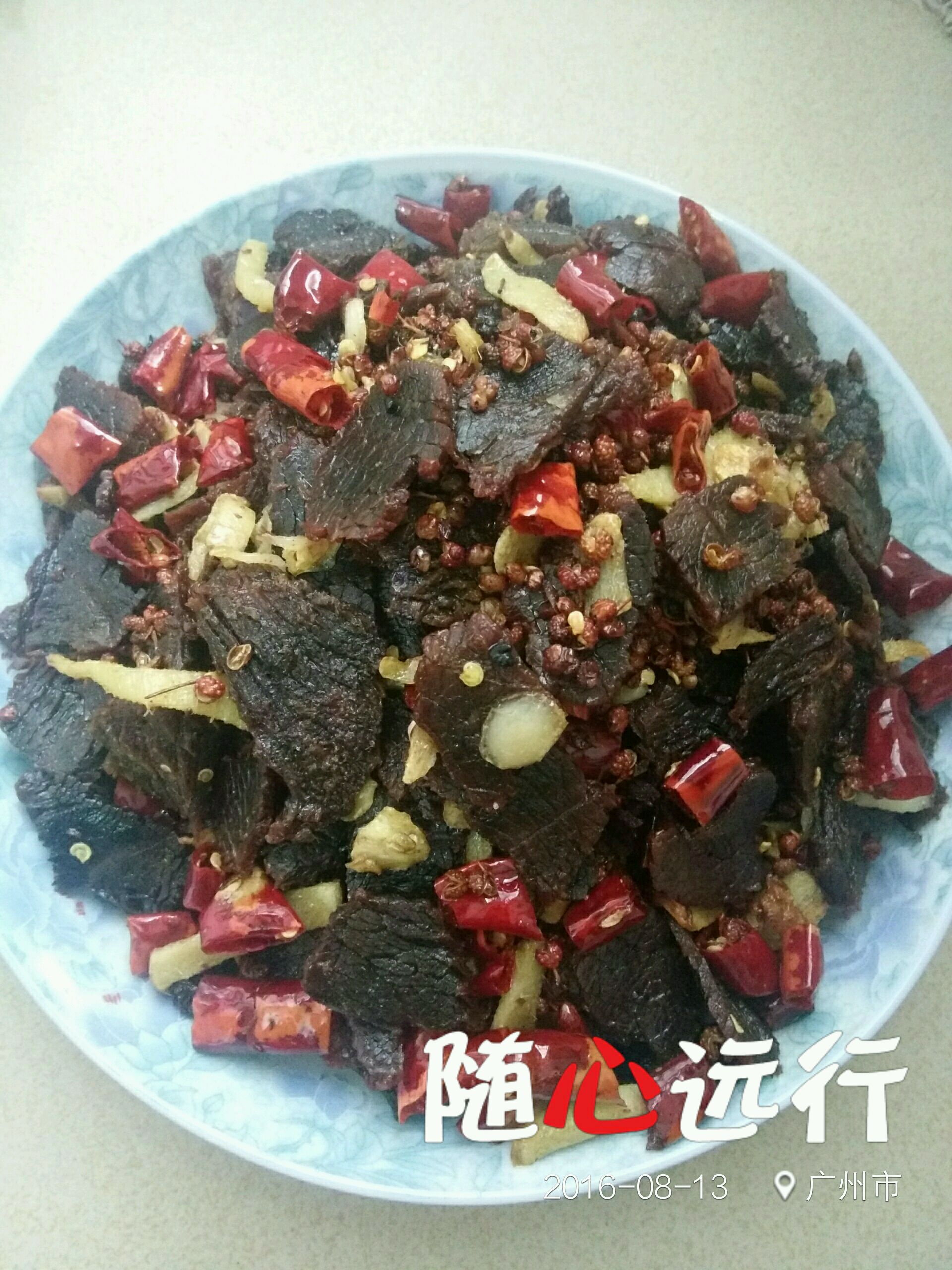 牛肉洗净用盐,酱油,料酒,花椒,辣椒腌制两小时后到入锅中煮两小时捞
