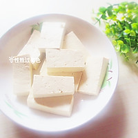 椒盐豆腐串的做法图解1
