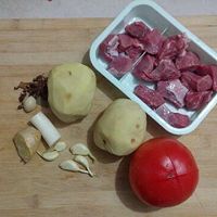 牛肉燒土豆的做法图解1