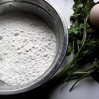 野芹菜叶鸡蛋饼的做法图解1