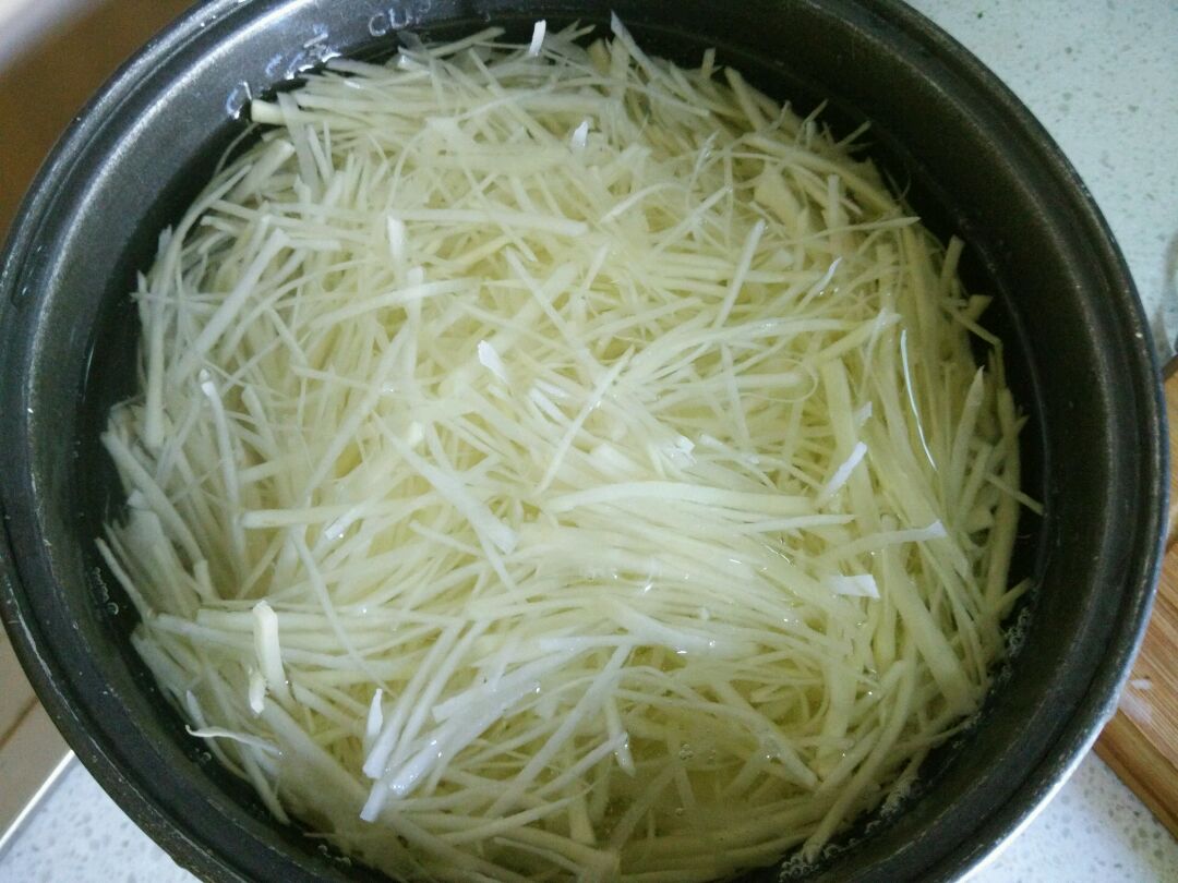 土豆切薄片切丝泡去淀粉