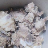 ☞鲍鱼鹌鹑排骨汤的做法图解1