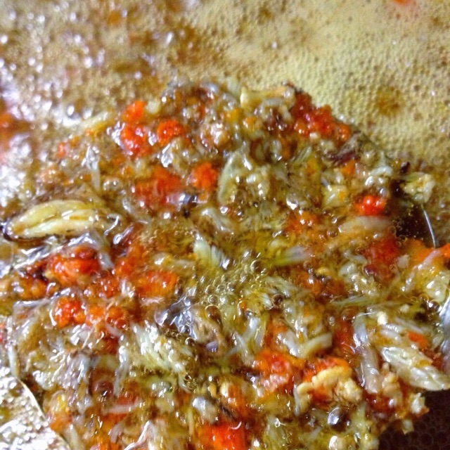 九月团脐十月尖,持蟹饮酒菊花天。螃蟹时令太强,若想一年都能品尝蟹味,最好的方式就是熬蟹油。螃蟹好吃,肉难剥,蟹油美味,油难熬。可想想,冬日的早晨,一碗浇了蟹油的面条,那诱人的美味。那就,慢慢剥,慢慢熬,做个吃货也很不容易的。