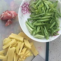 芹菜炒土豆棒的做法图解1