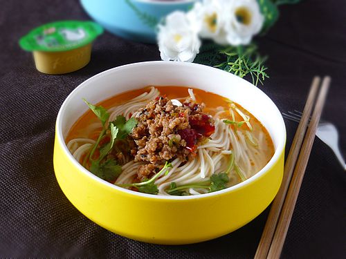 加上浓汤宝熬成的 汤,再加点炒好辣肉米,一碗鲜美,微辣开胃的辣肉面