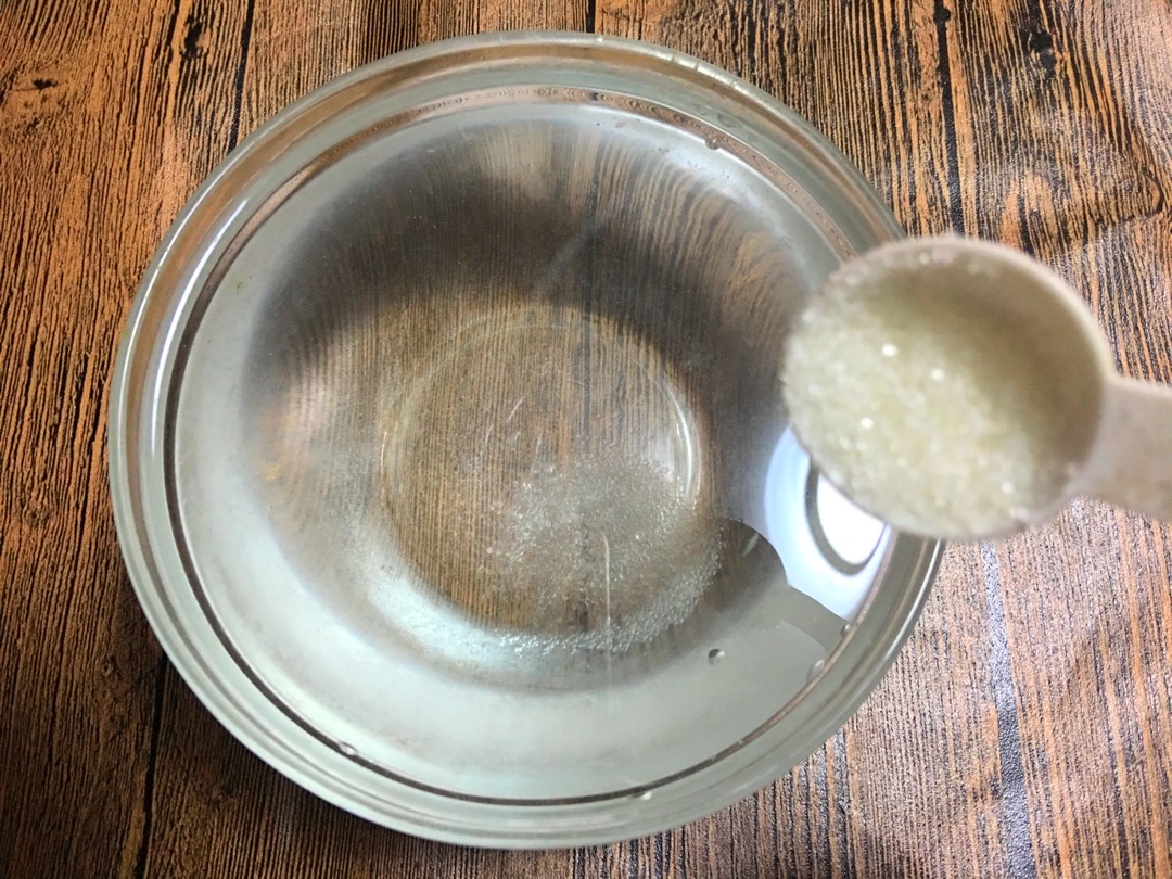 碗内倒入温水.加入一小勺白糖有助于酵母活化